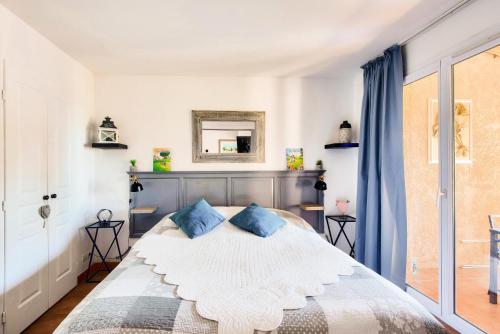 une chambre avec un grand lit avec des oreillers bleus dans l'établissement Résidence Hôtel du Golf de Pont Royal - maeva Home - Appartement climatisé 2 pièces 4 personnes - Prestige - super Home MAE-8801, à Mallemort