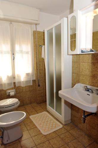a bathroom with a toilet and a sink at Hotel Bellavista Meublè in Monte Isola