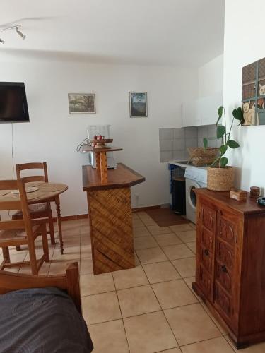 un salon avec une table et une cuisine dans l'établissement Studio cosy tout confort, à Amélie-les-Bains-Palalda