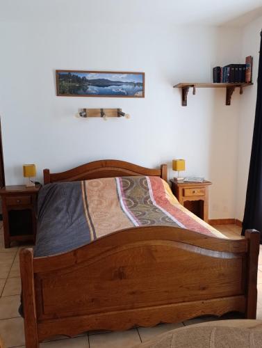 Ce lit se trouve dans une chambre dotée de 2 tables et d'une photo murale. dans l'établissement Studio cosy tout confort, à Amélie-les-Bains-Palalda