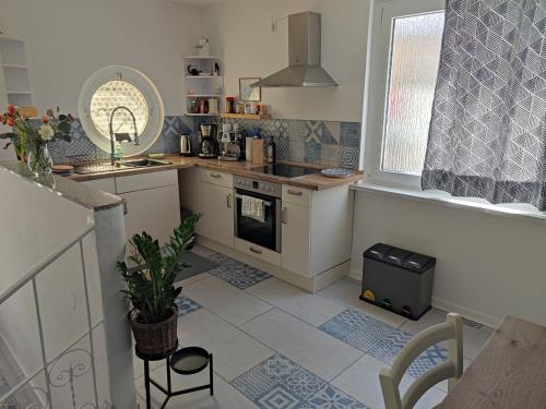 Η κουζίνα ή μικρή κουζίνα στο City Nest - Große gemütliche Ferienwohnung mit Terrasse, zentral gelegen, für Paare, Familien und Hunde!