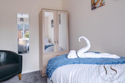Ένα ή περισσότερα κρεβάτια σε δωμάτιο στο Modern 3BR Family Home in 14 Hempole Lane Near Dudley with Netflix, Wi-Fi & Free Parking