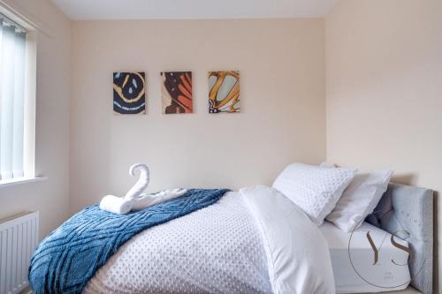 Ένα ή περισσότερα κρεβάτια σε δωμάτιο στο Modern 3BR Family Home in 14 Hempole Lane Near Dudley with Netflix, Wi-Fi & Free Parking