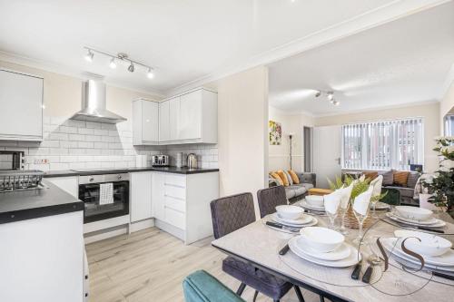 Η κουζίνα ή μικρή κουζίνα στο Modern 3BR Family Home in 14 Hempole Lane Near Dudley with Netflix, Wi-Fi & Free Parking