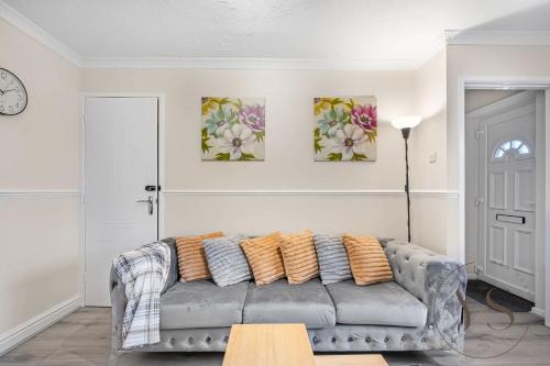 Χώρος καθιστικού στο Modern 3BR Family Home in 14 Hempole Lane Near Dudley with Netflix, Wi-Fi & Free Parking
