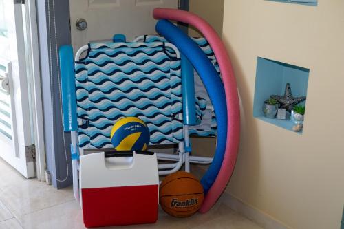 a childs play room with a hoop and a basketball at Mi estadía in San Juan