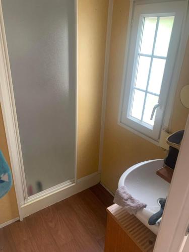 une salle de bain avec douche et lavabo dans l'établissement Mobilhome Destinea 6 - 7 personnes, à Saint-Thomas-en-Royans