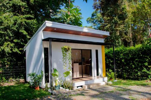 a tiny house in a garden at Casita Ola N en Caribe Sur in Talamanca