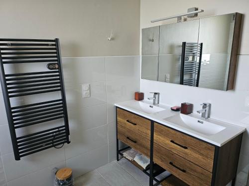 une salle de bain avec un lavabo et un miroir dans l'établissement Le calme entre gorges du Verdon et Luberon, à Pierrevert