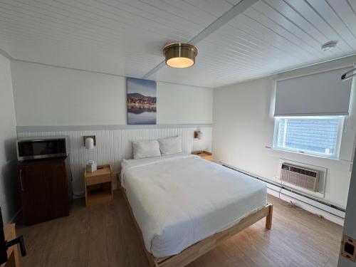 Postel nebo postele na pokoji v ubytování Maple Leaf Inn Lake Placid