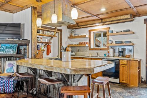 Η κουζίνα ή μικρή κουζίνα στο Meadows Valley Retreat - Rustic charm, Huge fenced yard, walk to dining, bar, and coffee