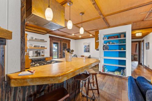 Η κουζίνα ή μικρή κουζίνα στο Meadows Valley Retreat - Rustic charm, Huge fenced yard, walk to dining, bar, and coffee