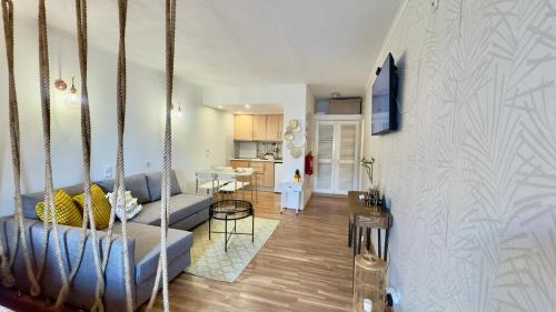Cozy and Stylish Studio Apt - just 800m from the beach