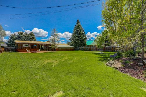 Κήπος έξω από το Meadows Valley Retreat - Rustic charm, Huge fenced yard, walk to dining, bar, and coffee