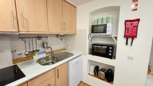 Cozy and Stylish Studio Apt - just 800m from the beach
