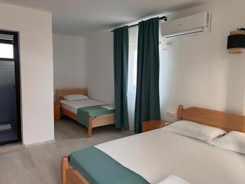 Ένα ή περισσότερα κρεβάτια σε δωμάτιο στο Casa Valurile Marii