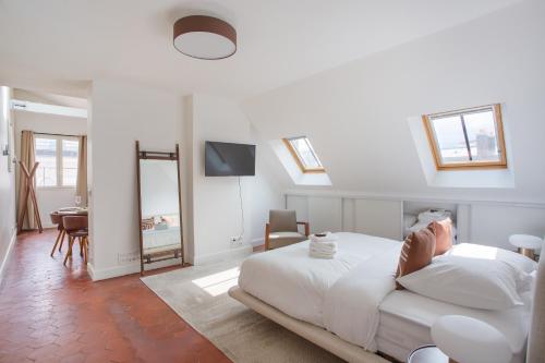 une personne allongée sur un lit dans une chambre dans l'établissement Appartement climatisé 1BR Triangle d'Or, à Paris