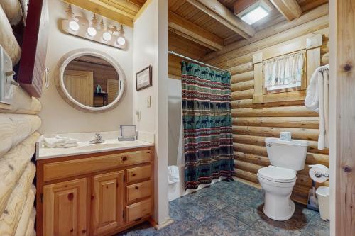 Bilik mandi di Pine Cone Cabin