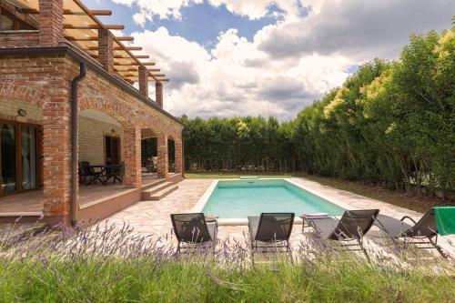 Sunny holiday house with private pool