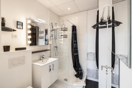une salle de bain avec douche et lavabo dans l'établissement PRIVATE - Small studio for two at 5 minutes from Croisette, à Cannes