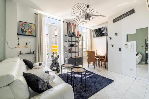 un salon avec un canapé blanc et une table dans l'établissement PRIVATE - Small studio for two at 5 minutes from Croisette, à Cannes