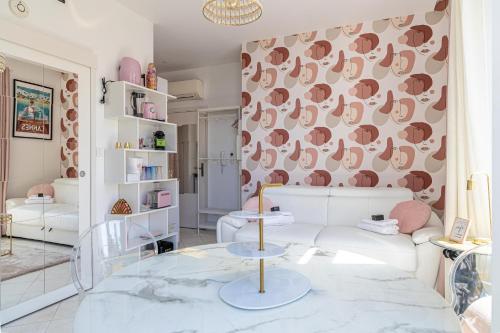un salon avec un canapé et une table dans l'établissement VIP - Lovely studio for 2 people 5 minutes from Palais des Festivals, à Cannes
