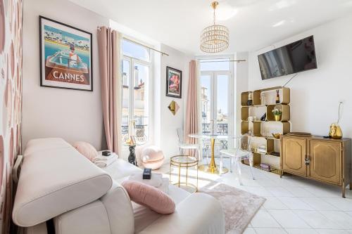 un salon avec un canapé blanc et une table dans l'établissement VIP - Lovely studio for 2 people 5 minutes from Palais des Festivals, à Cannes
