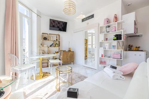 un salon blanc avec une table et des chaises dans l'établissement VIP - Lovely studio for 2 people 5 minutes from Palais des Festivals, à Cannes