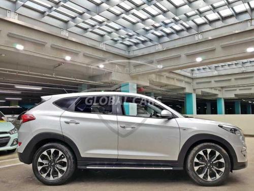 une voiture blanche garée dans un garage dans l'établissement my car, à Itʼkhvisi