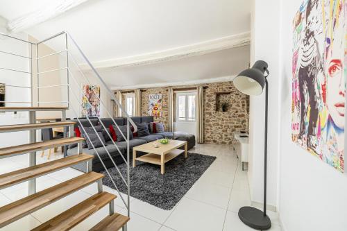un salon avec un canapé et une table dans l'établissement MEY T3 - Magnifique LOFT 3 pièces à 50m du vieux port et des plages, à Cannes