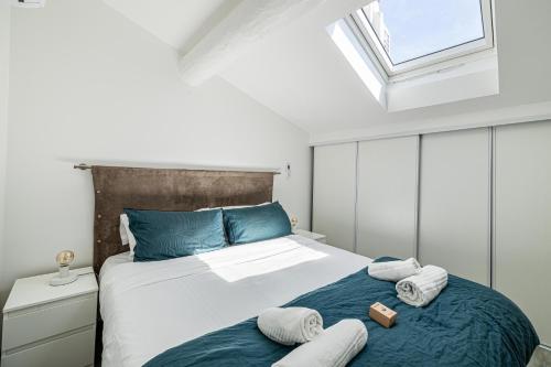 une chambre avec un lit avec des serviettes dessus dans l'établissement MEY T3 - Magnifique LOFT 3 pièces à 50m du vieux port et des plages, à Cannes