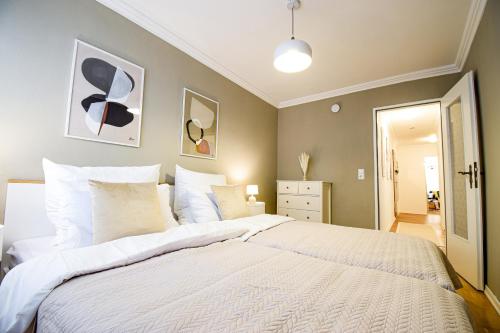 a bedroom with a large bed with white sheets and pillows at SCANDiC-Apartment - Balkony & Garage, 3Z, 80m2 in Pforzheim