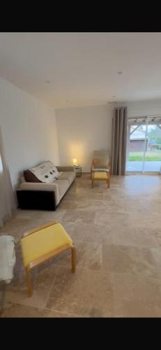 - une chambre avec un lit et un tabouret jaune dans l'établissement Perigord, à Carsac-Aillac