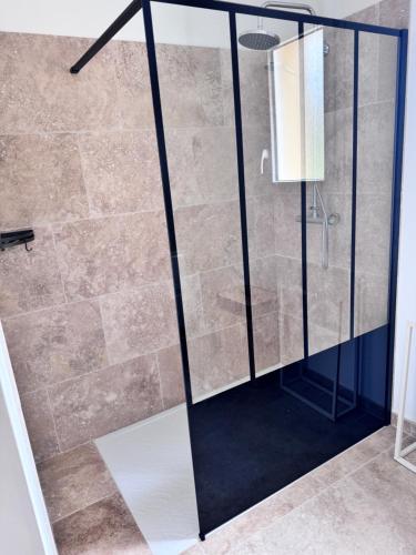La salle de bains est pourvue d'une douche avec une cloison en verre. dans l'établissement Perigord, à Carsac-Aillac