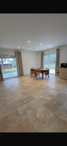 un salon avec une table de ping-pong dans l'établissement Perigord, à Carsac-Aillac