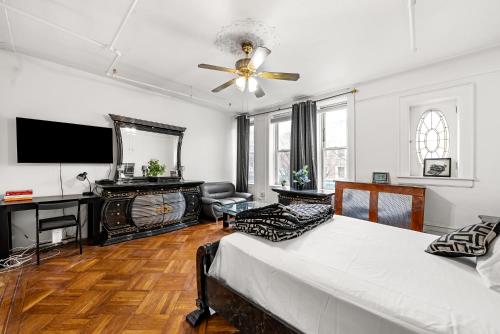 a bedroom with a bed and a ceiling fan at KLO Guest House in Brooklyn