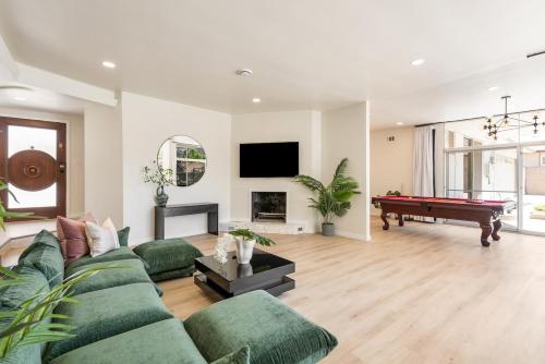 Μια τηλεόραση ή/και κέντρο ψυχαγωγίας στο Modern pool home 13 mi from Disney sleeps 12
