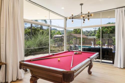 Τραπέζι μπιλιάρδου στο Modern pool home 13 mi from Disney sleeps 12