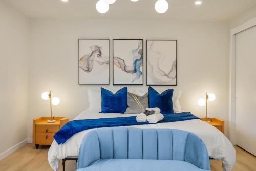 Ένα ή περισσότερα κρεβάτια σε δωμάτιο στο Modern pool home 13 mi from Disney sleeps 12