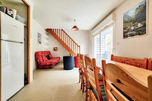 une cuisine et une salle à manger avec une table et des chaises dans l'établissement Résidence Oustal - T3 avec wifi dans le centre de Barèges avec vue sur les montagnes MAE-8671, à Barèges