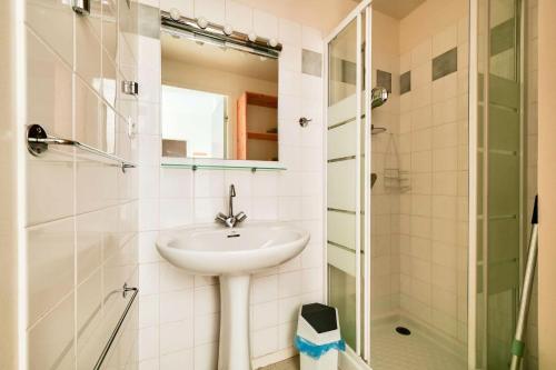 une salle de bain blanche avec un lavabo et une douche dans l'établissement Résidence Oustal - T3 avec wifi dans le centre de Barèges avec vue sur les montagnes MAE-8671, à Barèges