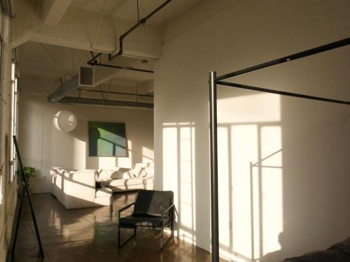 ロサンゼルスにあるLofts of downtownのソファとテーブルのあるリビングルーム