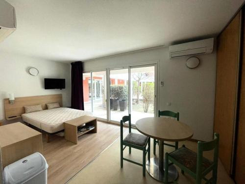 - une chambre avec un lit, une table et un lit dans l'établissement Résidence Balcon Du Canigou - Joli studio dans la résidence Les Balcons du Canigou MAE-7691, à Vernet-les-Bains