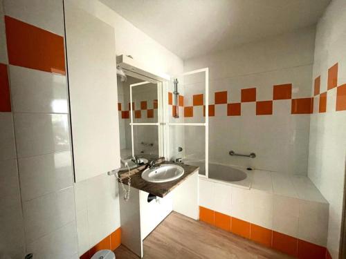 une salle de bain avec un lavabo, une baignoire et un miroir dans l'établissement Résidence Balcon Du Canigou - Joli studio dans la résidence Les Balcons du Canigou MAE-7691, à Vernet-les-Bains