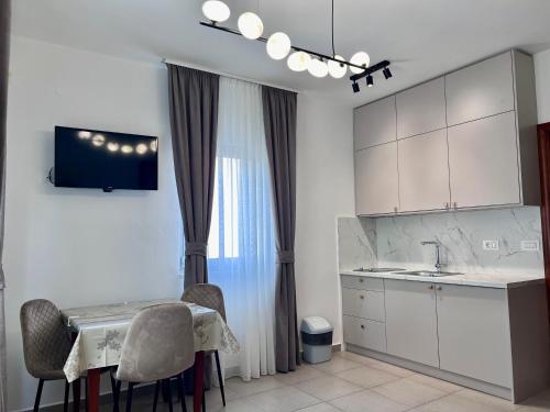 Una cocina o cocineta en Apartments Sirena - Modern stay with free parking
