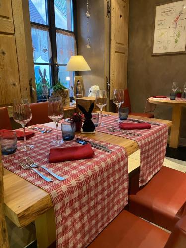 une table avec des verres à vin dessus dans l'établissement Les appartements d'estelle, à La Petite-Pierre