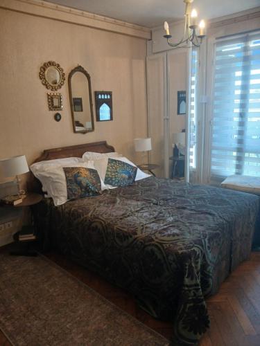 une chambre avec un lit et un miroir au mur dans l'établissement Brand New Studio, Nice 06000, three hundred meters from the sea in Carre d'or, à Nice