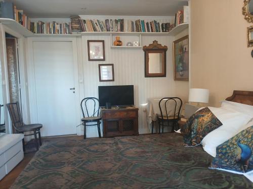 une chambre avec un lit et un bureau avec une télévision dans l'établissement Brand New Studio, Nice 06000, three hundred meters from the sea in Carre d'or, à Nice