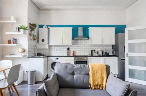 Una cocina o zona de cocina en The Den