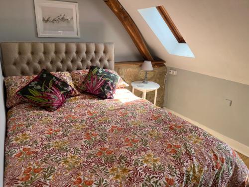 - une chambre avec un grand lit et une couverture fleurie dans l'établissement Fleurs sauvages a Rebeuse NEW HOSTS Full of nature, à Corgnac-sur-lʼIsle